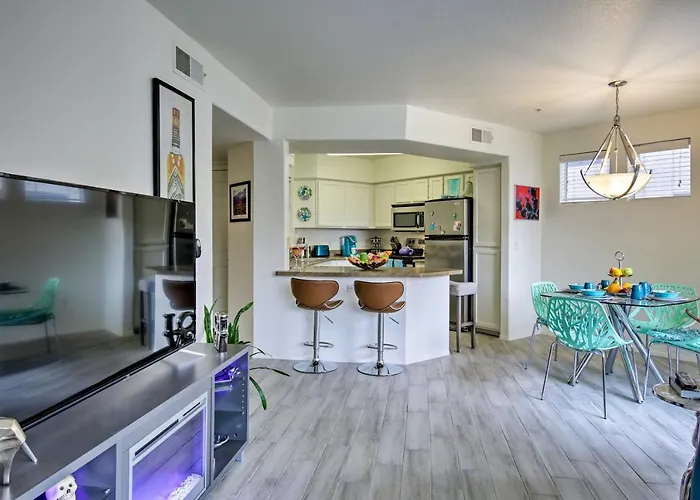 Modern W/ Pool Access ~ 3 Mi To Dtwn Holiday home Phoenix