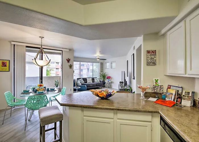 Modern W/ Pool Access ~ 3 Mi To Dtwn Holiday home