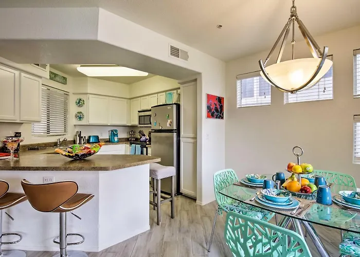 Modern W/ Pool Access ~ 3 Mi To Dtwn Holiday home *