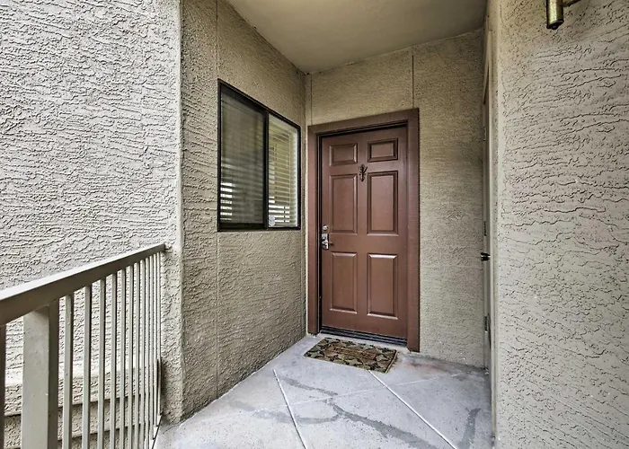 Modern W/ Pool Access ~ 3 Mi To Dtwn Holiday home